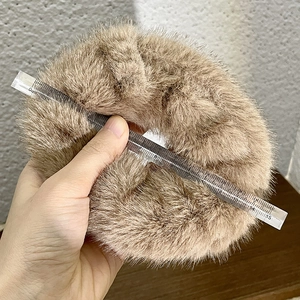 Detailed measurement of large 14cm brown plush hair scrunchie with fluffy texture