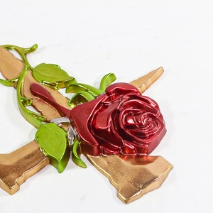 Primer plano detallado de decoración de pared cruz rosa 3D con relieve floral rojo y oro