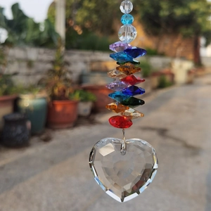 Dettaglio macro del ciondolo in cristallo K9 a forma di cuore e perle sfaccettate