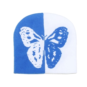 Détail du bonnet en maille bleu et blanc avec motif papillon et texture douce