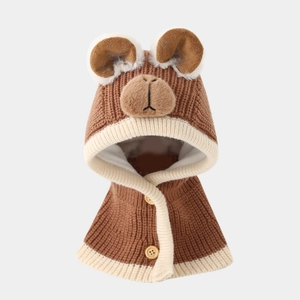 Dettaglio cappuccio in maglia a forma di orso con bottoni in legno per calore invernale