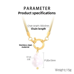 Détail du collier chaîne serpent dorée avec perle baroque et accent d'étoile de mer