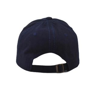 Vista trasera de una gorra de béisbol de algodón azul marino con hebilla de metal bronce.