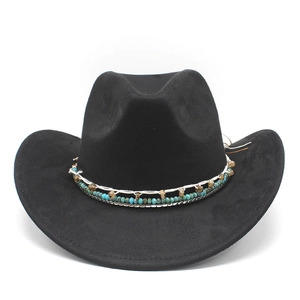 Détail d'un chapeau de cowboy avec bande perlée ethnique turquoise et texture feutre