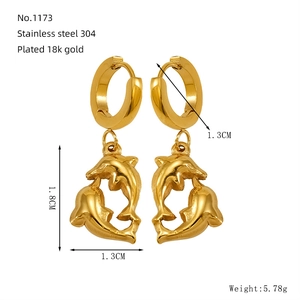 Détails techniques des boucles d'oreilles créoles dauphin en acier doré 18k