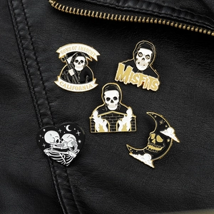 Details von fünf Punk-Rock-Emaille-Anstecknadeln auf Leder mit Totenkopf- und Mondmotiven