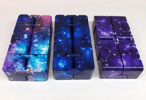 Tre cubi infiniti con motivi di cielo stellato blu e viola per alleviare lo stress