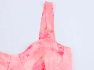 Dettaglio spalline e cuciture dello scollo di un abito in chiffon floreale rosa