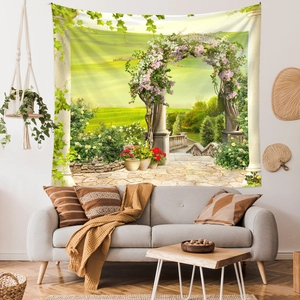 Detailansicht eines Wandteppichs mit Gartenmotiv über einem Sofa für Zimmerdeko