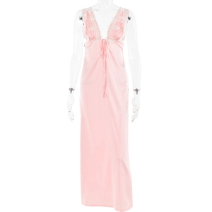 Détail d'une robe longue en satin rose avec bordure en dentelle blanche et col en V