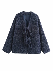 Dettaglio giacca in pile blu navy con texture in lana d'agnello e chiusura a laccio