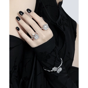 S925 sterling silver pearl flower ring and bracelet set worn by a fashion model
