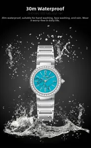 Gros plan sur la montre Scottie étanche avec strass et cadran texturé turquoise