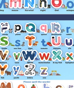 Vista macro di lettere magnetiche m-z colorate con illustrazioni animali per bambini