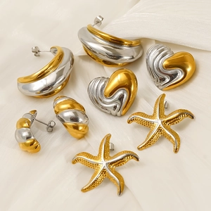 Set di orecchini bicolore in acciaio inossidabile con stelle marine e cuori geometrici