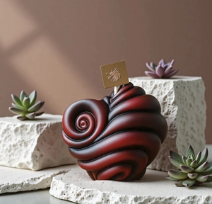 Détail de bougie en spirale en forme de cœur avec logo sur base en pierre texturée