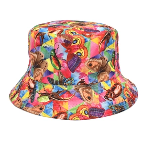 Détail de l'imprimé papillon et scarabée coloré sur le tissu du chapeau bob