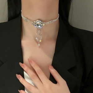 Détail du collier choker argenté avec strass et élégantes franges pendantes raffinées