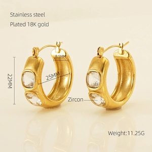 Détail macro de boucles d'oreilles créoles plaquées or 18K avec zircons et mesures
