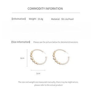 Detalle de pendientes de aro con perlas con dimensiones del producto y peso especificado