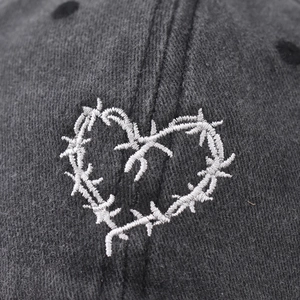 Casquette de baseball en coton lavé gris foncé avec broderie coeur en fil de fer barbelé