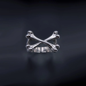 Anello hip hop con ossa incrociate, finitura argento lucido e design punk gotico