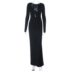Détail d'une élégante robe de soirée noire à manches longues avec décolleté ajouré cintré