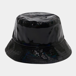 Détail d'un chapeau bob en cuir PU laser noir avec une finition brillante holographique