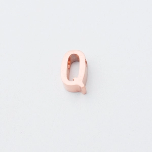 Gepolijste roségouden roestvrijstalen kraal letter Q met 1,8 mm gat voor sieraden