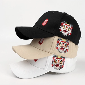 Detaillierte Stickerei mit traditionellem chinesischem Löwentanz-Motiv auf Caps