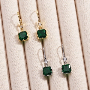 Vue détaillée de boucles d'oreilles carrées en émeraude et zircon plaqué or et argent