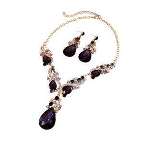 Set di gioielli lussuosi in stile francese con cristalli viola a goccia su fondo bianco