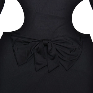 Gros plan du grand nœud noir avec découpes sexy sur une robe moulante élégante