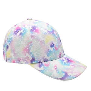 Dettaglio della stampa unicorno sfumata e texture in tela sul cappello da bambina