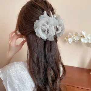Pince à cheveux fleur en tissu gris avec perle pour une coiffure élégante et chic