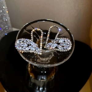 Détail de boucles d'oreilles cœur en argent avec zircons marquise et cristaux pavés