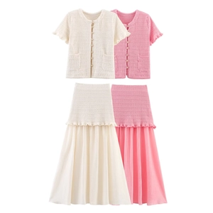 Ensemble cardigan en maille et jupe à volants en crème et rose, vue à plat