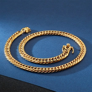 Détail d'une chaîne cubaine hip-hop dorée avec diamants et fermoir sur fond bleu