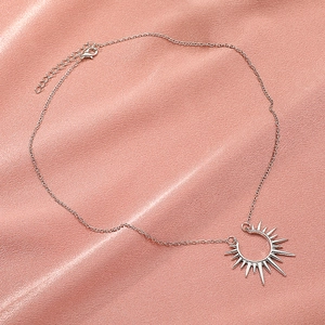 Collier avec pendentif tournesol argenté sur soie rose avec fermoir ajustable