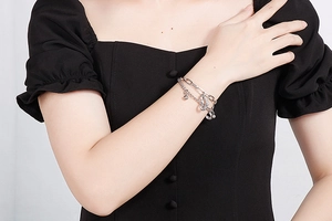 Détail d'un bracelet multicouche en acier inoxydable argenté porté par un mannequin