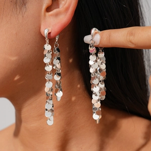 Boucles d'oreilles pompons argentées multicouches avec paillettes métalliques au style long