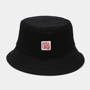 Détail d'un chapeau bob en toile noire avec écusson Maria et coutures de bord