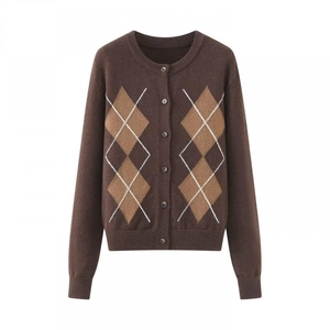 Klassische Strickjacke mit Rautenmuster, Rundhalsausschnitt und Knöpfen in Braun und Weiß