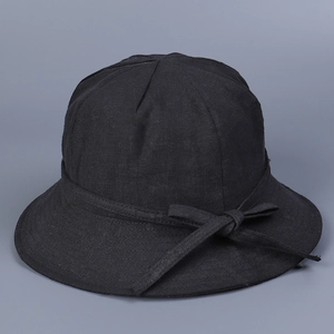 Detailtextur eines schwarzen Leinen-Sonnenhutes mit eleganter passender Schleife