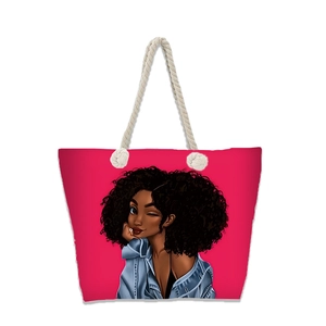 Détail de l'anse en corde et illustration de femme noire sur le cabas en toile rose