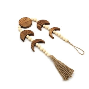 Decorazione da parete nordica fasi lunari in legno con perline e nappe di canapa