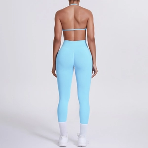 Vista posteriore del reggiseno sportivo azzurro senza schienale e leggings da yoga a vita alta