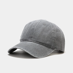Detailansicht der dunkelgrauen gewaschenen Baumwolle und Nähte einer Vintage Baseballcap