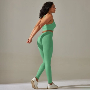 Detailansicht des fruchtgrünen Yoga-Sets mit formender High-Waist-Leggings und Sport-BH