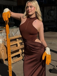 Robe moulante dos nu marron foncé en satin avec découpes et design élégant